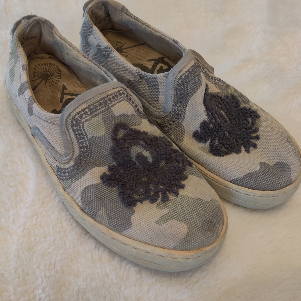 Great Condition: OTBT Steel Galion Sneaker Women's Size 7